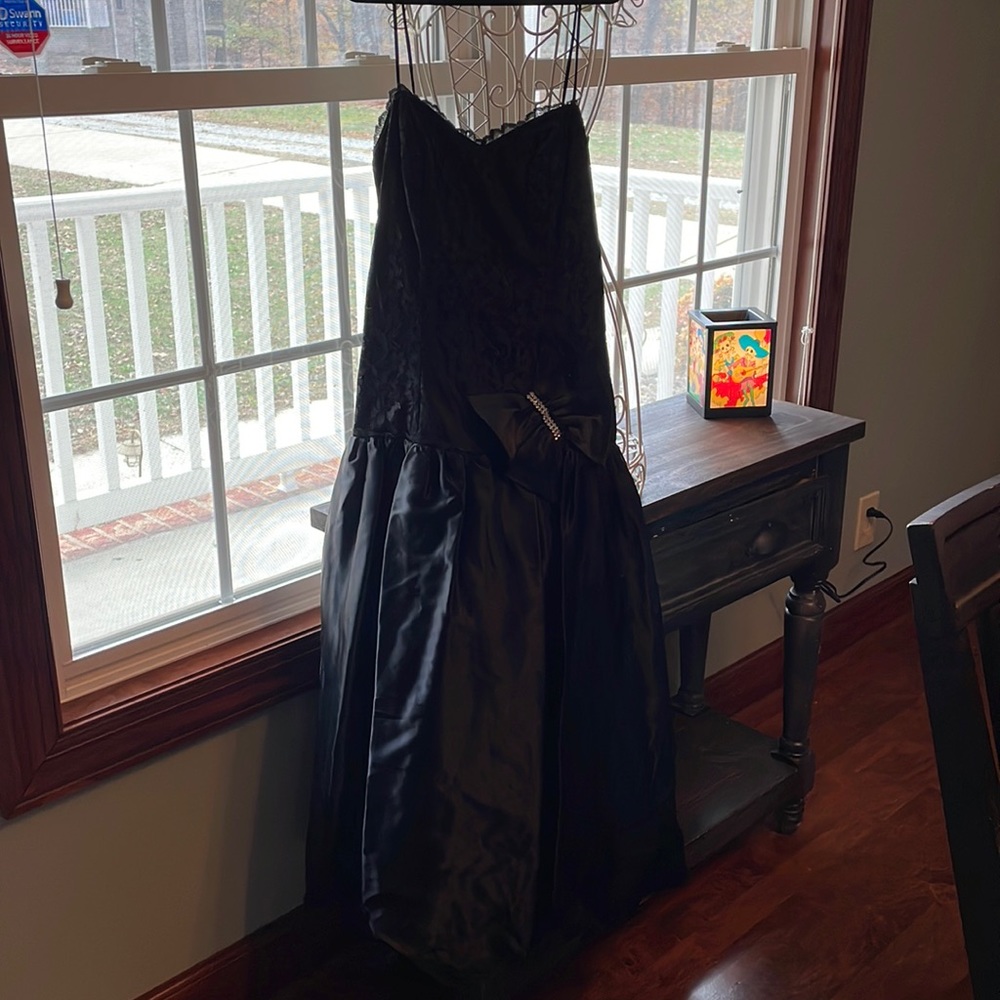 VINTAGE 1980s prom dress. 1980s size 6, ***see measurements below.***
